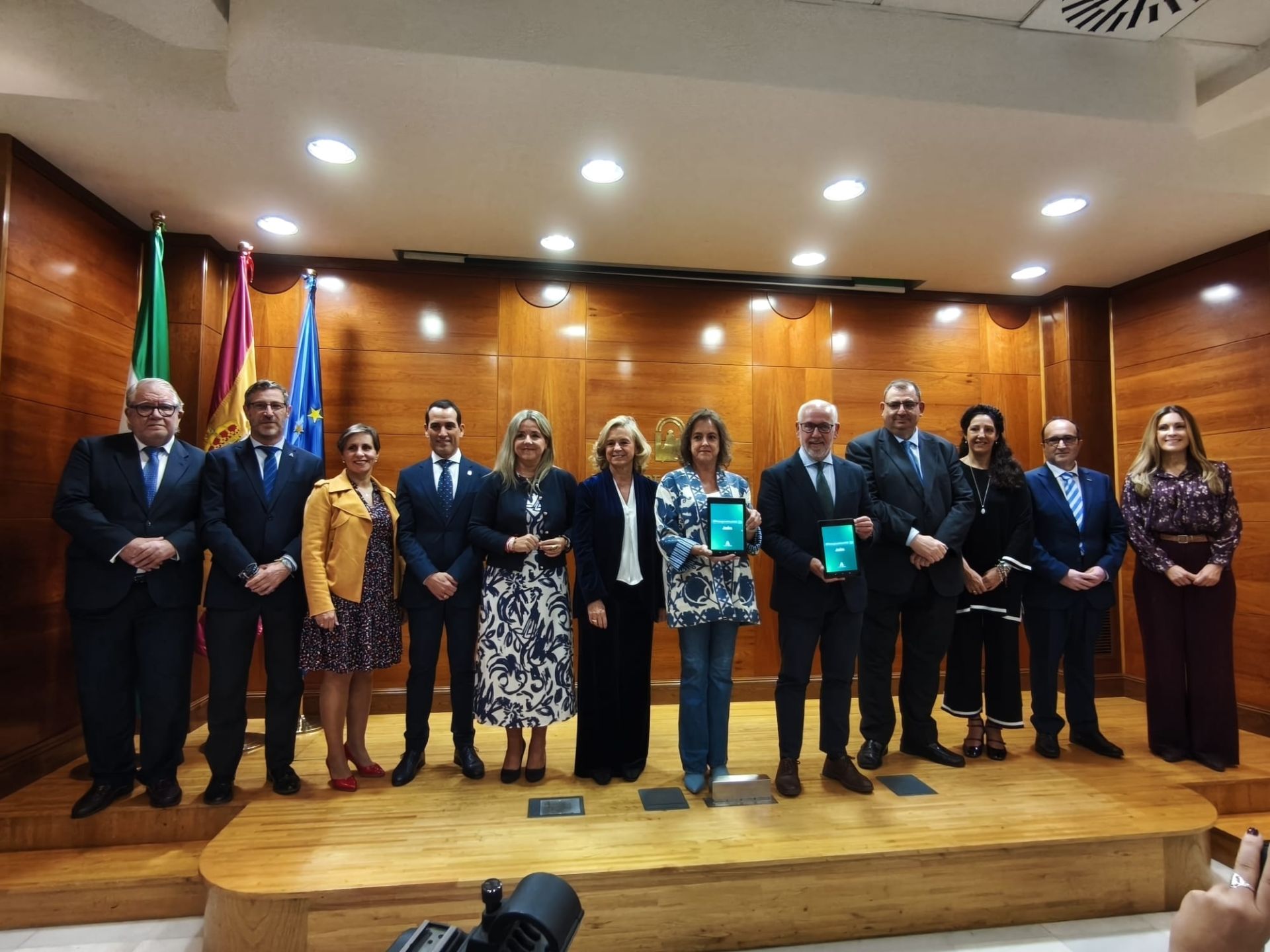 Foto de grupo de la consejera Catalina García y los delegados en Jaén.