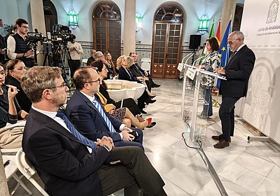 Catalina García y Jesús Estrella durante la presentación de los presupuestos de la Junta para 2026.