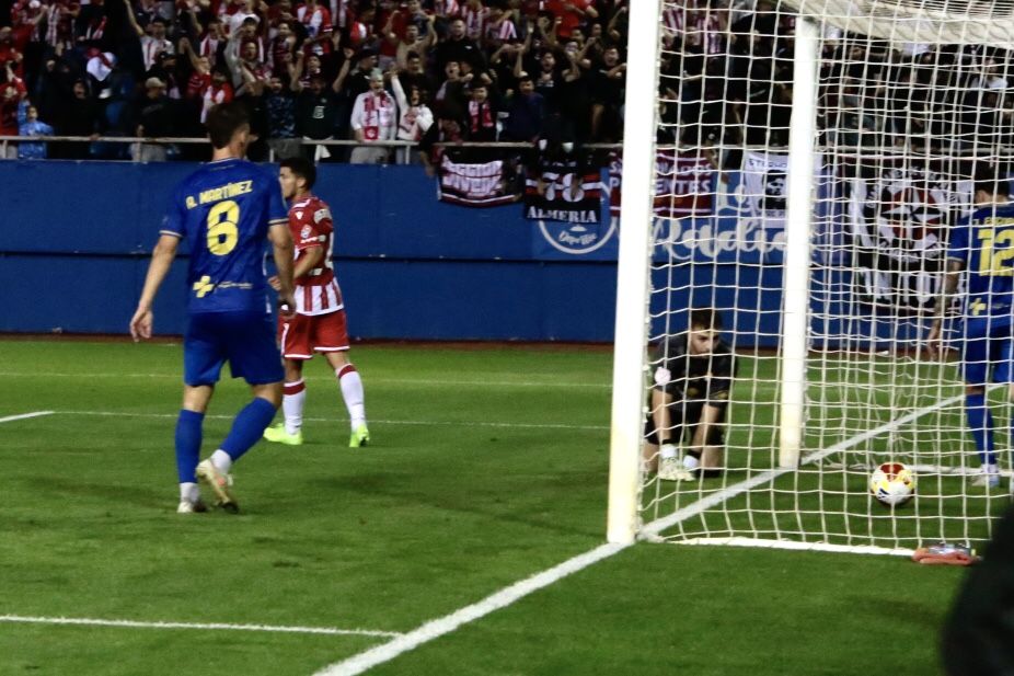 El Almería impone su calma