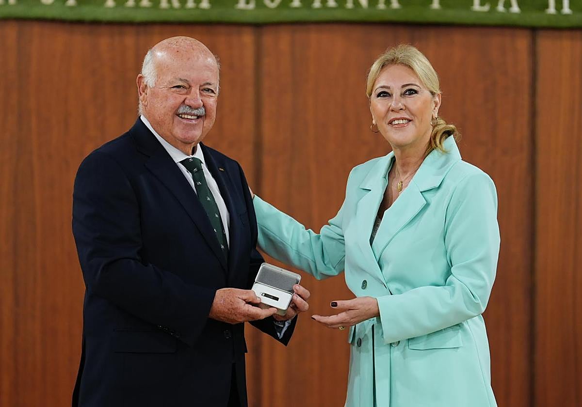 La consejera de Economía, Hacienda, Fondos Europeos y Diálogo Social, Carolina España, entrega el proyecto de Ley de Presupuestos de la Comunidad Autónoma para 2026 al presidente del Parlamento, Jesús Aguirre.