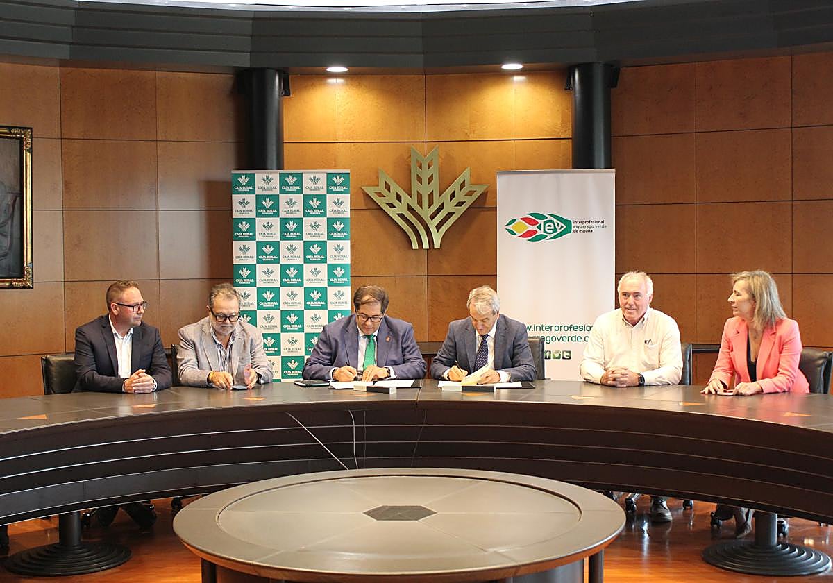 La firma tuvo lugar en los Servicios Centrales de Caja Rural Granada.