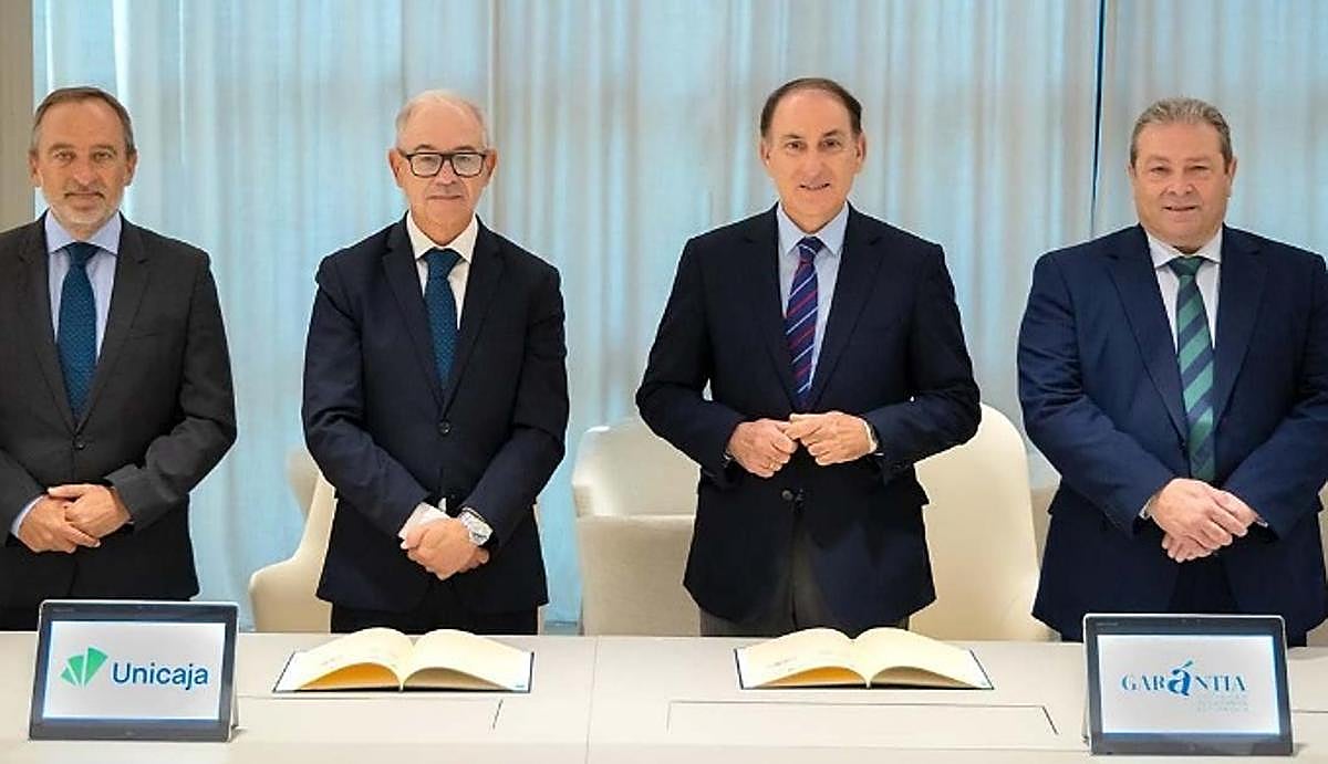 El director de Red Comercial de Unicaja, Agustín Sánchez; el CEO de Unicaja, Isidro Rubiales; el presidente de Garántia, Javier González de Lara, y el director general de Garántia, Antonio Vega.