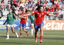 La nazarí Sonya Keefe celebra su gol de penalti ante Bolivia con Chile.