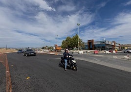 Carril ya en funcionamiento en la nueva rotonda de acceso.