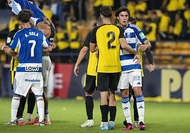 Los futbolistas del Granada se saludan con los del Roda al acabar.