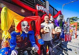 Javier, vecino de Ogíjares, decora cada año su casa y convierte la Carretera de Dílar en un punto de referencia en Halloween.