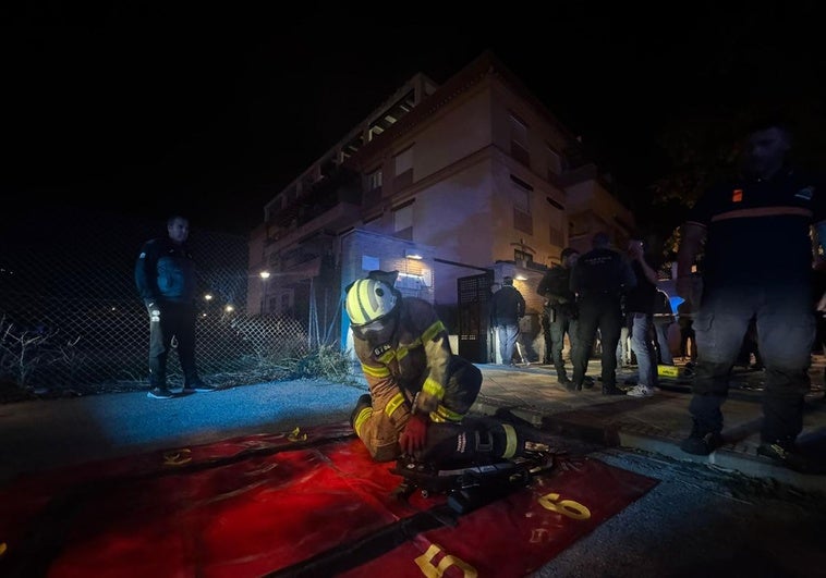 Cuatro heridos por una deflagración de gas en un ático de un edificio en Atarfe
