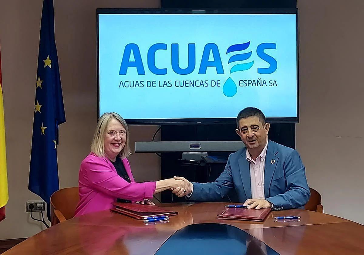 Paco Reyes y Rosa Cobo tras formalizar el convenio el pasado mes de junio.