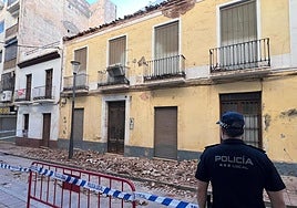 Desprendimiento en la fachada de un edificio en la calle Catalanes de Motril