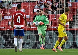 Luca Zidane sostiene un balón durante el derbi con el Cádiz.