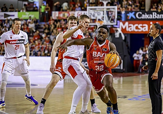 Elias Valtonen se emplea a fondo en defensa en el partido del Nuevo Congost.