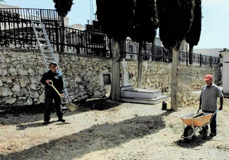 El pueblo de Granada con un cementerio de arquitectura tradicional
