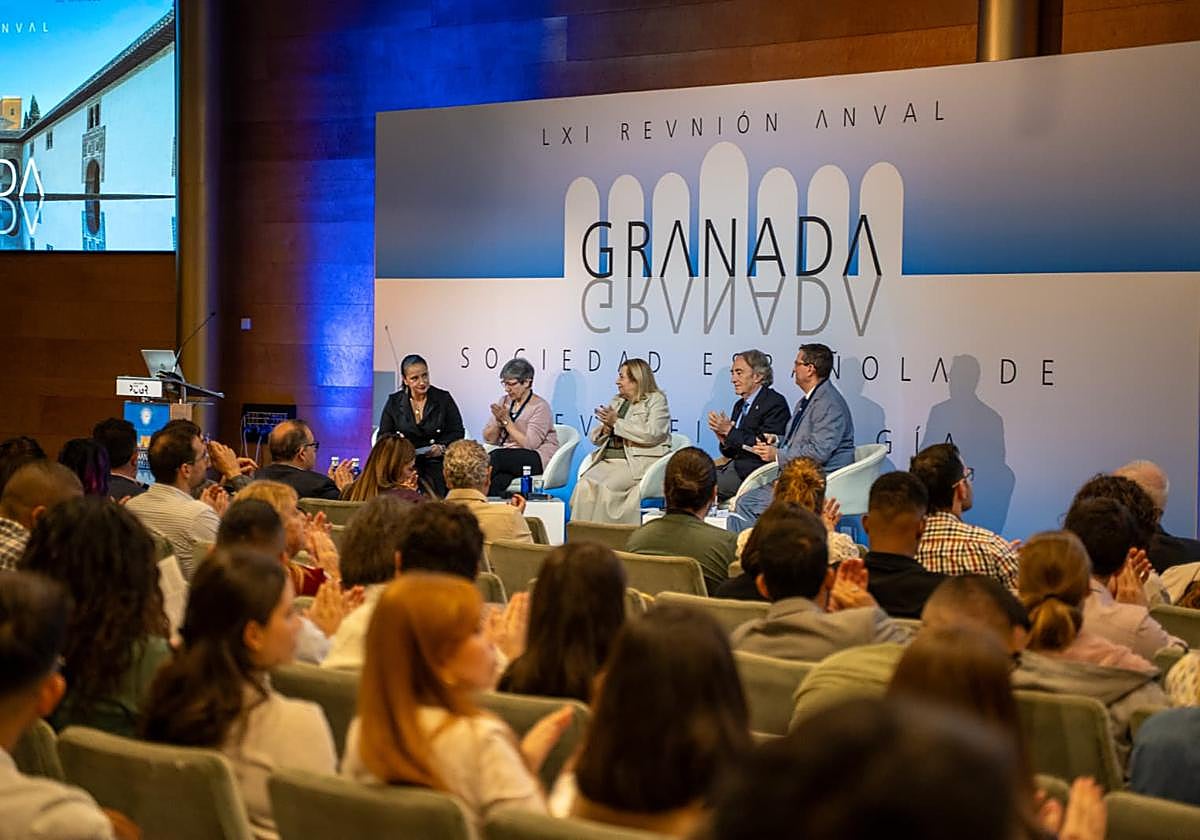 El delegado de Sanidad, Indalecio Sánchez- Montesinos, inaugura este encuentro científico que reúne en Granada a especialistas de todo el país.