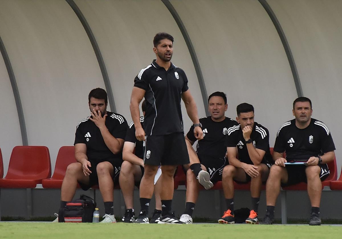 Luis Bueno, en un partido anterior, con su equipo de trabajo.