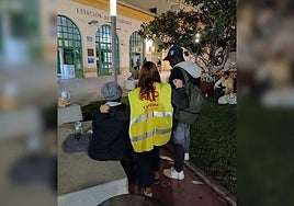 Voluntaria de Cáritas frente a la Estación de Autobuses de Jaén.