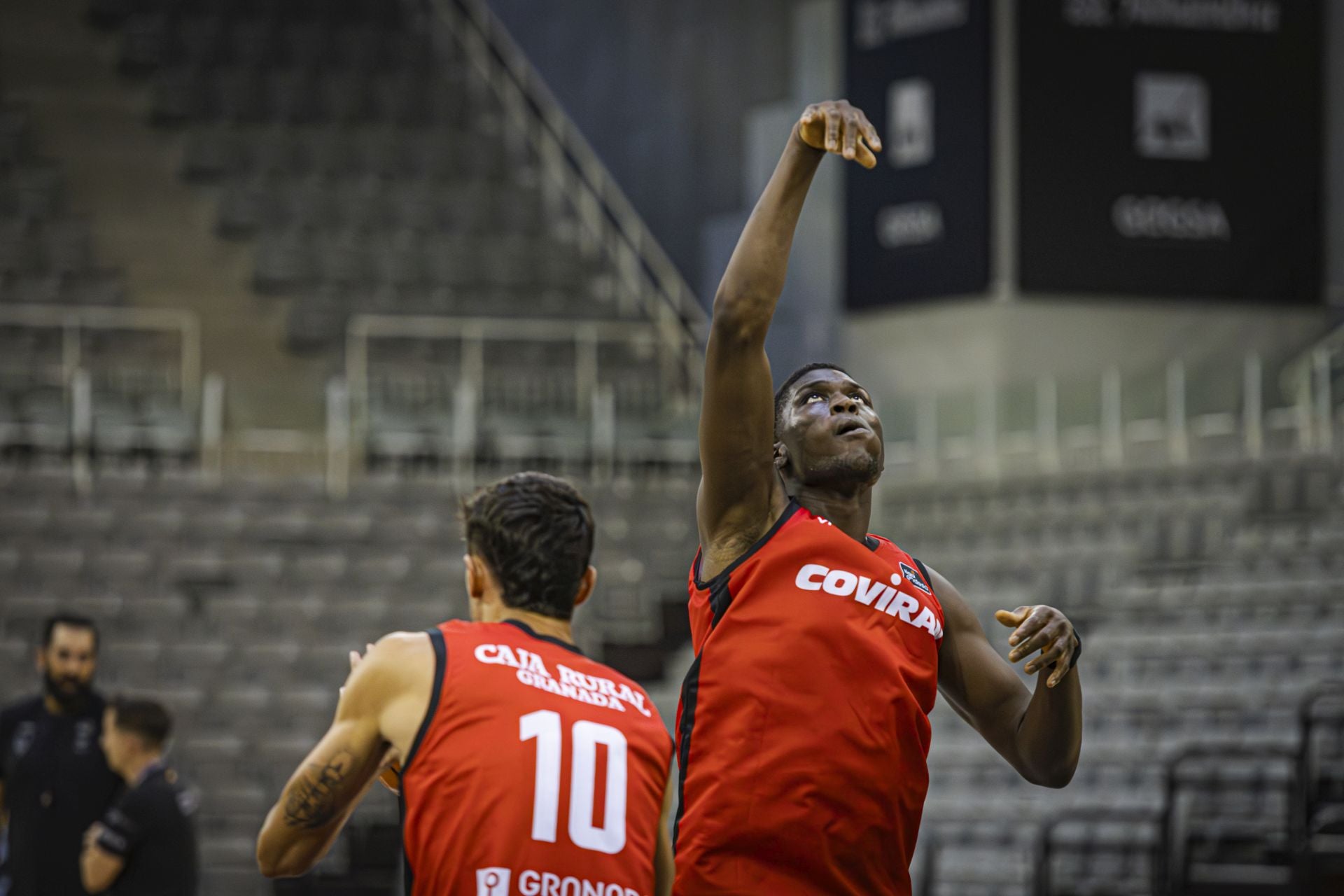 El pívot balear Osi Cerdà entrena con el primer equipo del Covirán.