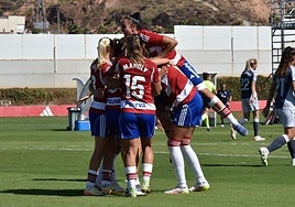 Las jugadoras del Granada celebran un gol en la Ciudad Deportiva.