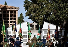 Representantes de todas las unidades militares participan en el acto del Día de los Caídos por la Patria