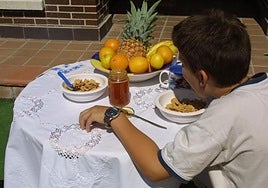 Una doctora explica por qué los niños deben desayunar antes de ir al colegio.