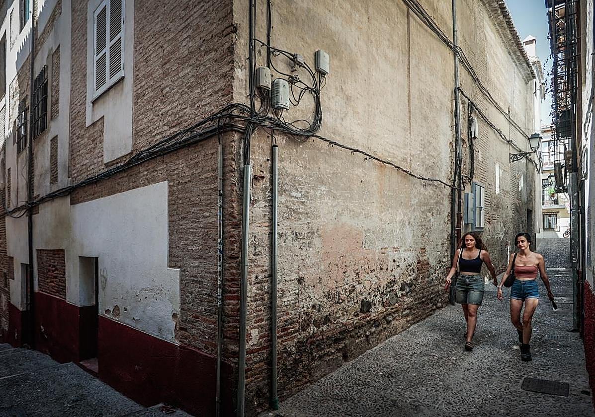 Calle del Albaicín con cableado a la vista.