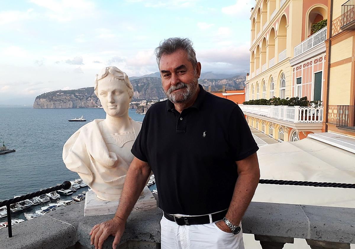 El periodista y escritor Fermín Bocos, protagonista del Aula de Cultura de IDEAL el próximo 5 de noviembre, en uno de sus viajes.