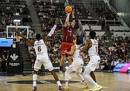 Matt Thomas, súper vigilado, se eleva para tirar un triple ante tres defensores del Baskonia.