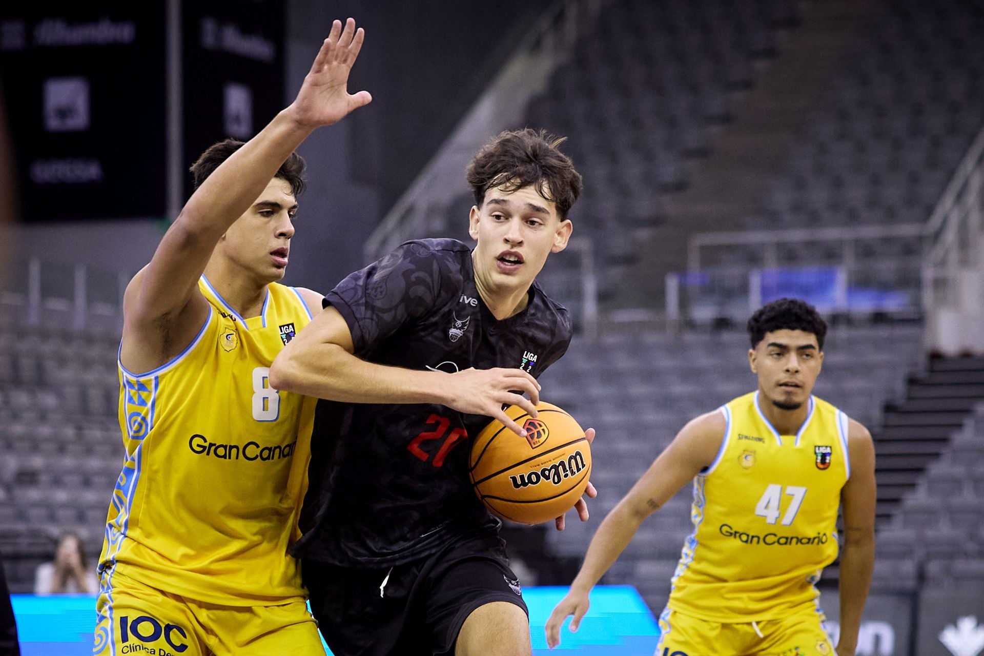 Ibai Hendrix penetra por la zona del Gran Canaria.