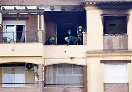 Inspección en el piso incendiado en busca de pruebas este viernes.