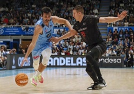 El alero serbio del Breogan Mihajlo Andric intenta superar al alero croata del Covirán Granada Luka Bozic.