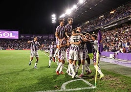 Los jugadores del Real Valladolid celebran uno de los goles ante el Almería en la última victoria en Zorrilla el 13 de septiembre.