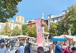 La plaza Bib Rambla se llenó de gente que disfrutó con la oferta cultural.
