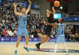 Pase forzado de Jovan Kljajic entre dos defensores del Río Breogán.