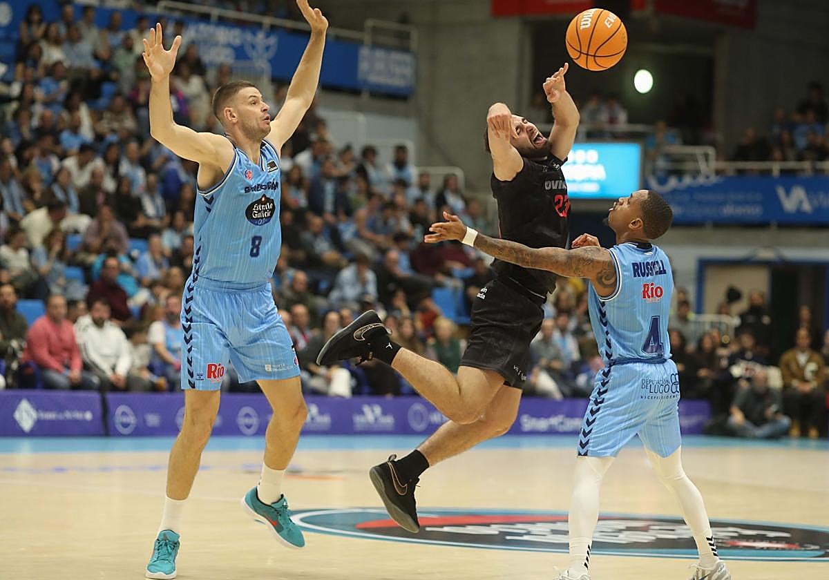 Pase forzado de Jovan Kljajic entre dos defensores del Río Breogán.