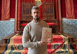 Manuel Ángel Cuenca, con 'En busca de España' junto al trono.