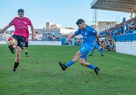 El local Nieto pone un centro frente al visitante Andi.