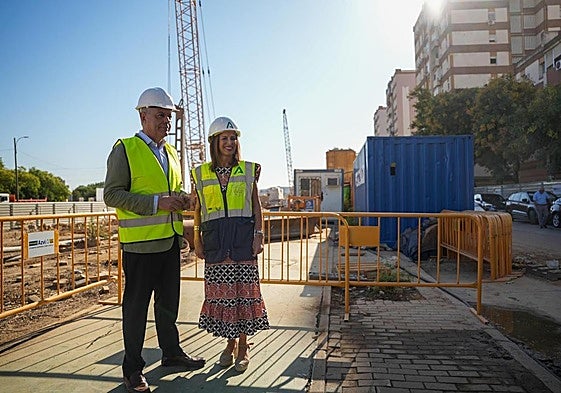 Obras de la nueva línea 3 de metro en Sevilla con su alcalde, José Luis Sanz, y la consejera de Fomento, Rocío Díaz.
