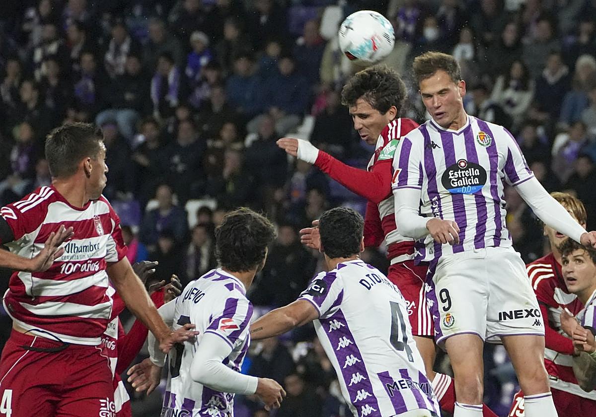 Lama acude a un despeje con Latasa.