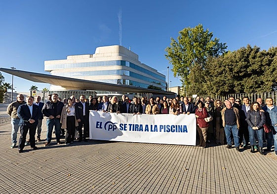 Alcaldes socialistas, protestando esta mañana en la puerta de la Diputación.
