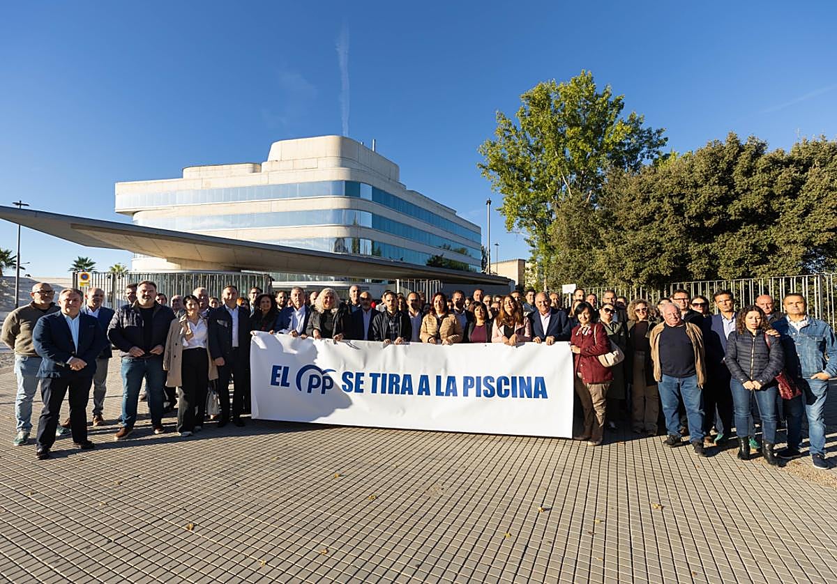 Alcaldes socialistas, protestando esta mañana en la puerta de la Diputación.