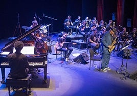 Un momento de la actuación de Watson y Clasijazz Big Band, en el Maestro Padilla.