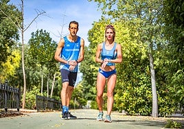Esteban Milena y Carolina Huertas simulan una salida con la activación de sus cronómetros.