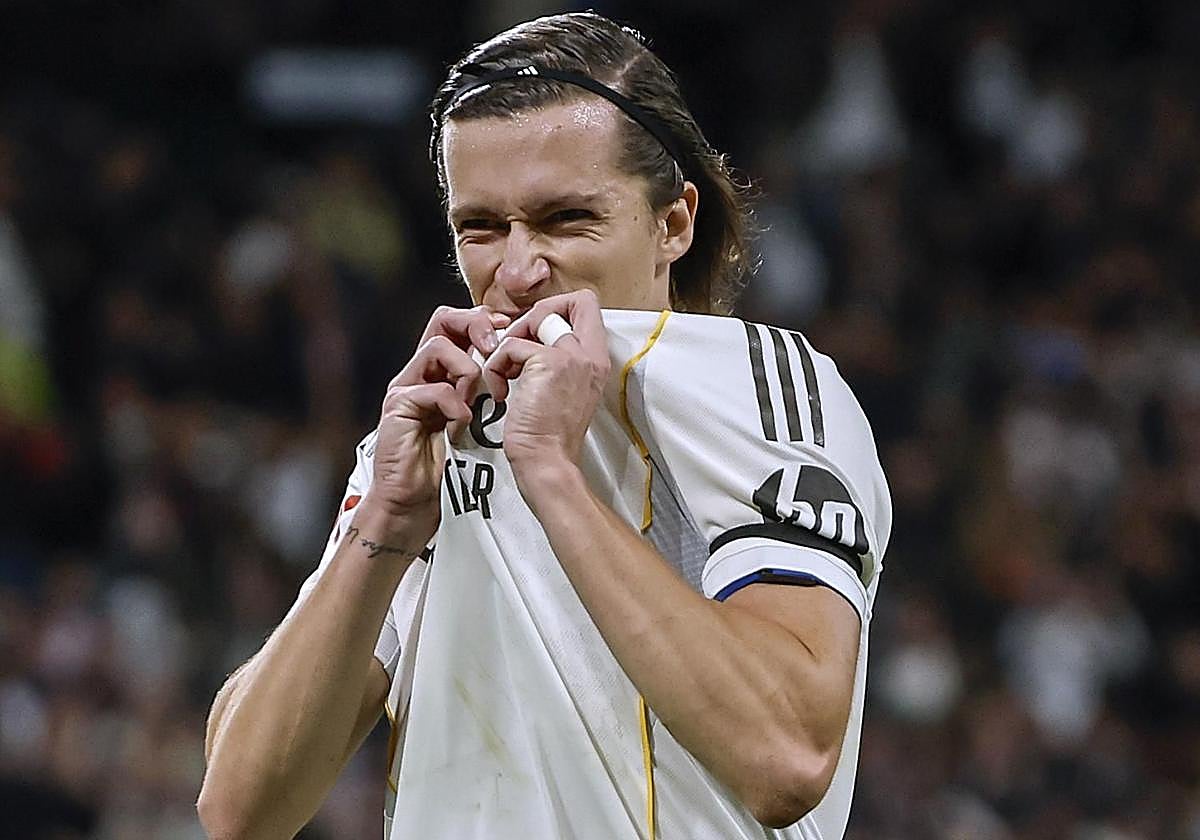 Álvaro Fernández Carreras besa el escudo del Real Madrid al celebrar su gol.