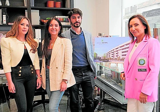 Madre e hijos. Isabel Molina Olea con sus hijos Carmen, Cristóbal e Isabel.