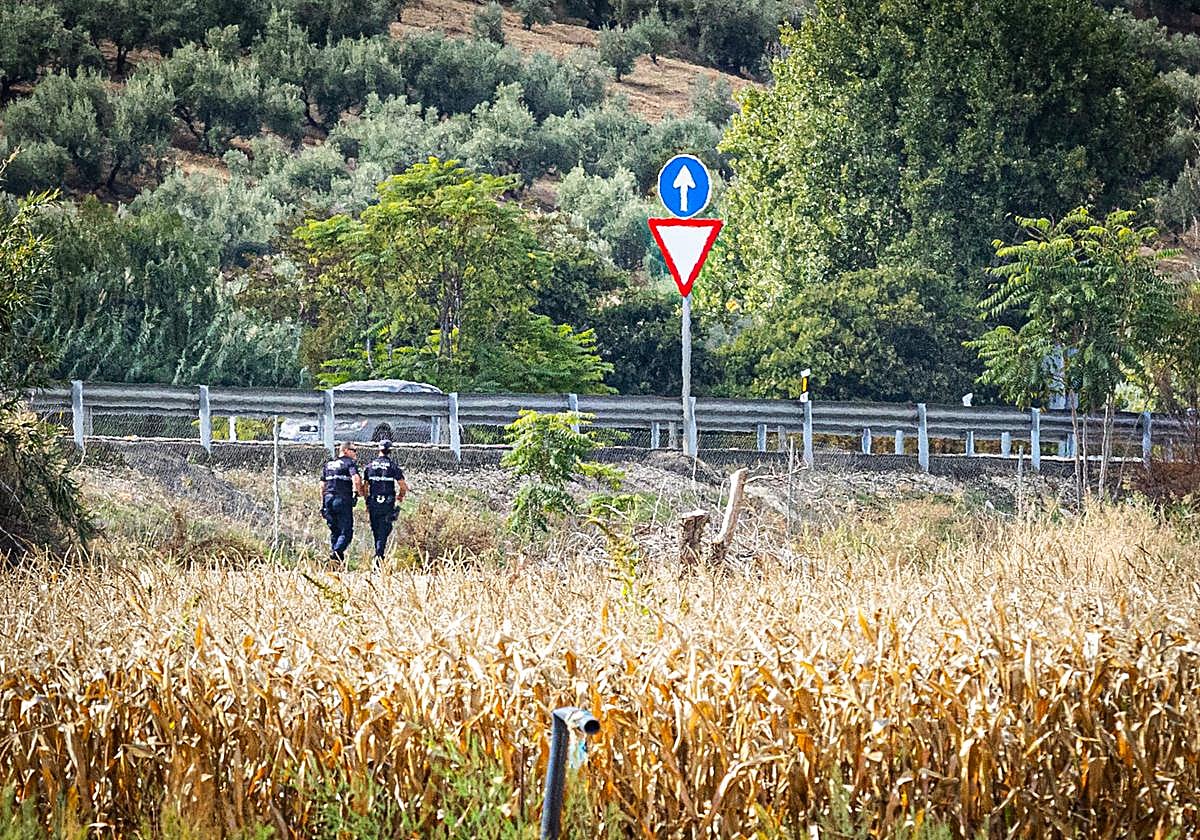 Policía Local de Huétor Tájar, en el lugar de los hechos.