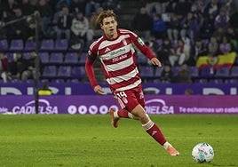 Jorge Pascual persigue un balón en Valladolid.
