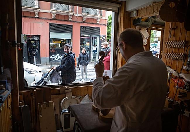 Avalle trabajando delante de los curiosos.