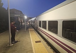 Tren Intercity parado en Guadix en su ruta entre Almería y Madrid.