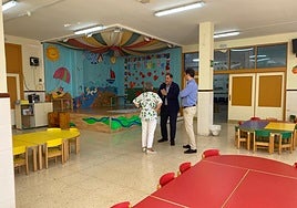 El delegado Francisco Alonso, con María Ortuño y José Luis García, en la EI 'La Alcazaba'.