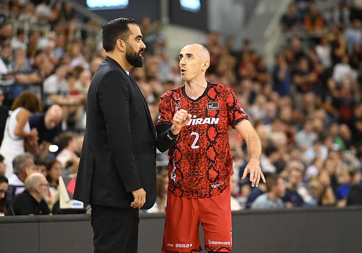 Jonathan Rousselle le dice a Ramón Díaz que en la Liga Endesa hay que pegar muy duro.