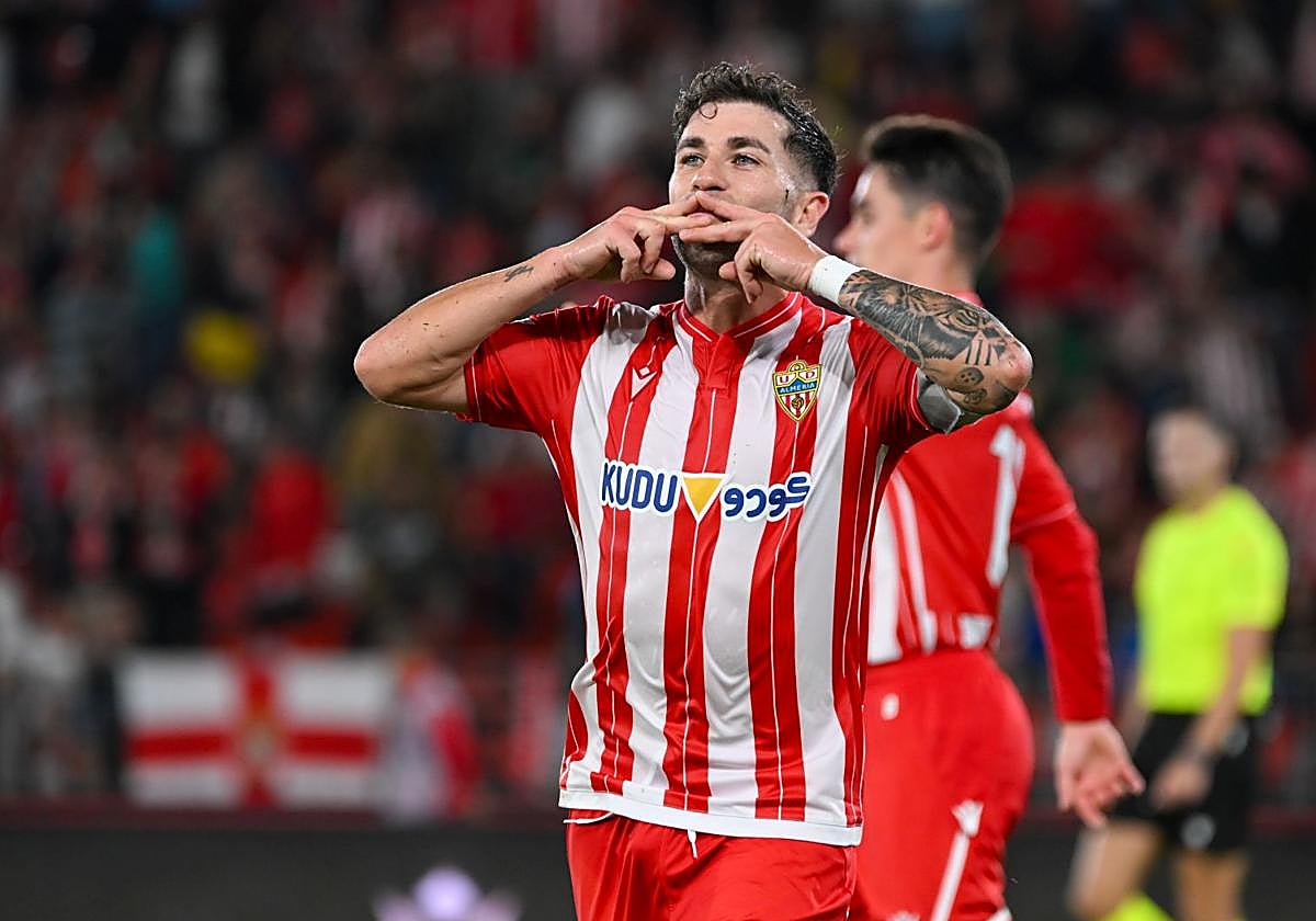 Embarba celebra el sexto gol en Liga para la UD Almería.